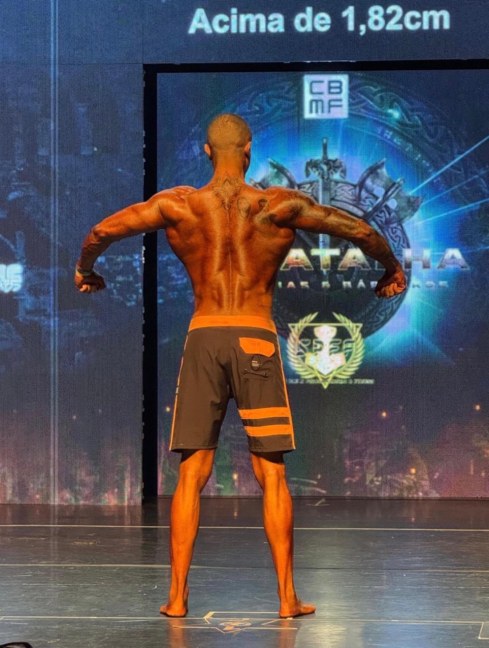 Bruno de costas no palco